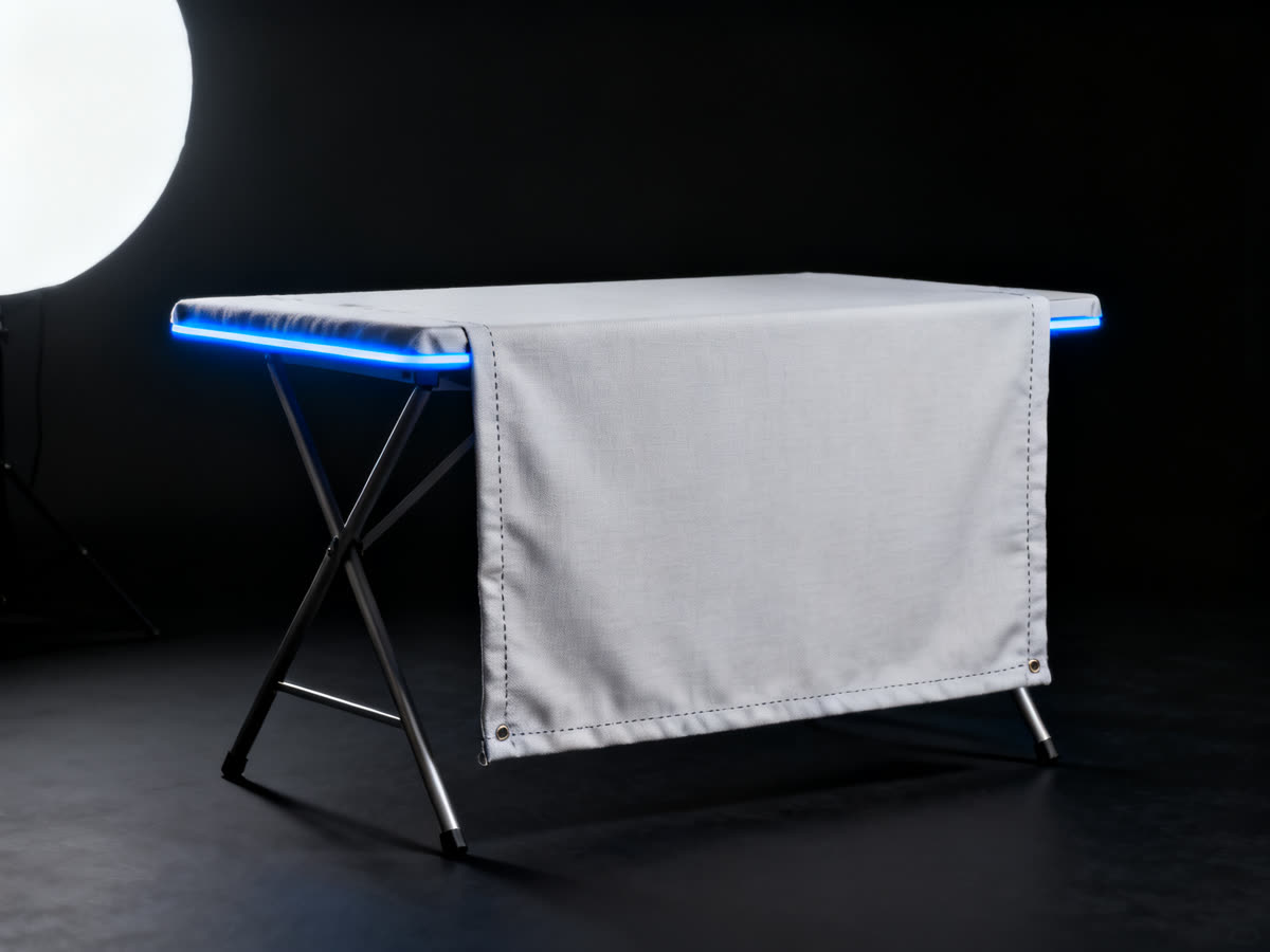Fitted fabric table throw on a folding table